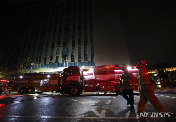 [성남=뉴시스] 김근수 기자 = 카카오 데이터센터에 화재가 발생한 15일 오후 경기도 성남시 판교 카카오 데이터센터 앞에서 소방관들이 분주하게 이동하고 있다. 2022.10.15. ks@newsis.com