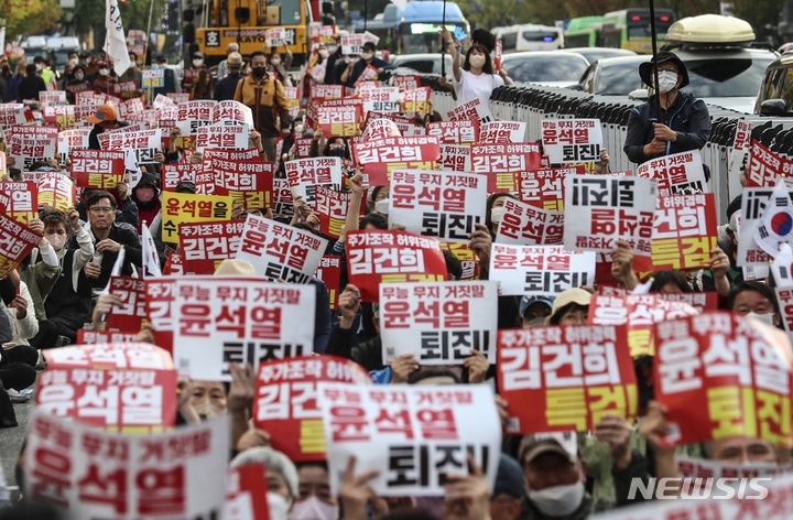 [서울=뉴시스] 김근수 기자 = 촛불행동 관계자와 시민들이 15일 오후 서울 중구 태평로에서 일대에서 열린 윤석열 대통령 퇴진 및 김건희 여사 특검 수사를 촉구하는 구호를 외치고 있다. 2022.10.15. ks@newsis.com