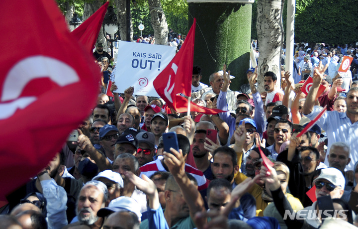 [튀니스( 튀니지)=AP/뉴시스]튀니지의 수도 튀니스에서 지난 10월 15일 시민들이 생활고와 물가 폭등에 항의하며 카이스 사예드 대통령의 퇴진을 요구하는 시위를 벌이고 있다.