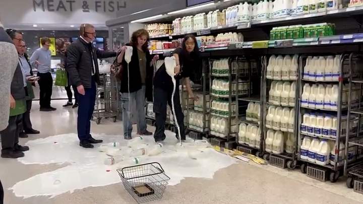 10대 환경운동가들이 영국 8개 지역 식료품점에서 우유를 바닥에 쏟는 시위를 벌였다. 이들은 낙농업이 온실가스를 대량 배출하고 생태계를 파괴한다고 주장했다. 출처 : Animal Rebellion *재판매 및 DB 금지