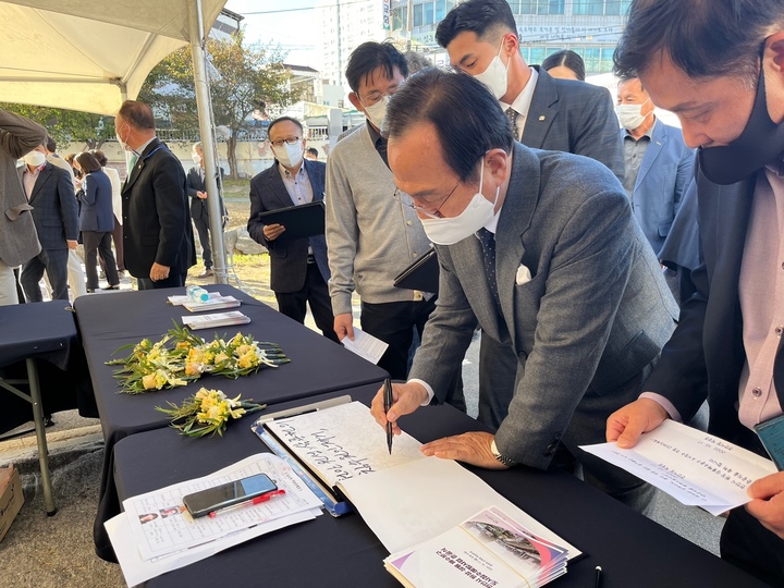 17일 박상돈 천안시장이 '천안시 원성 삼룡 배수분구 도시침수 예방사업 준공식'에 참석해 안전을 염원하는 축사를 적고 있다. *재판매 및 DB 금지