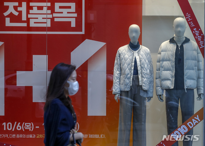 [서울=뉴시스] 정병혁 기자 = 서울 아침 기온이 7도까지 떨어지는 추운 날씨를 보인 지난 17일 오전 서울 중구 명동 한 의류매장에 패딩이 진열되어 있다. 2022.10.17. jhope@newsis.com