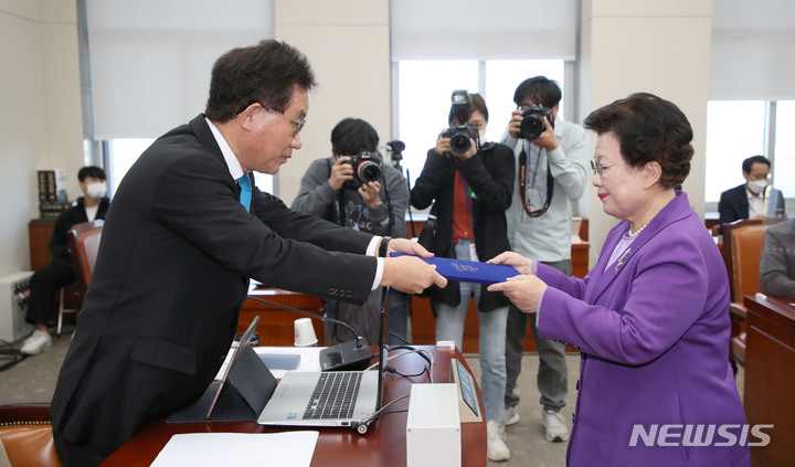 [서울=뉴시스] 김선웅 기자 = 이배용 국가교육위원장이 17일 서울 여의도 국회 교육위원회에서 열린 국가교육위원회에 대한 국정감사에서 증인 선서를 마친 후 유기홍 국회 교육위원장에게 선서문을 제출하고 있다. 2022.10.17. mangusta@newsis.com