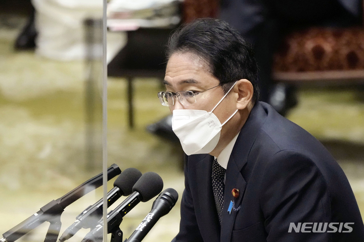 [도쿄=AP/뉴시스] 기시다 후미오 일본 총리가 지난 17일 도쿄에서 열린 중의원 예산위원회 회의에 참석해 발언하고 있다. 2022.10.24.
