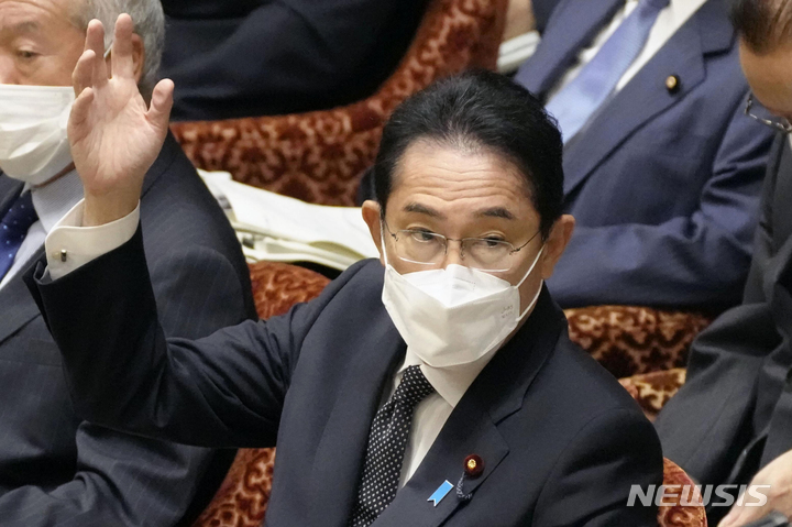 [도쿄=AP/뉴시스] 기시다 후미오 일본 총리가 지난 17일 도쿄에서 열린 중의원 예산위원회 회의에 참석해 손을 들고 있다. 2022.10.20.