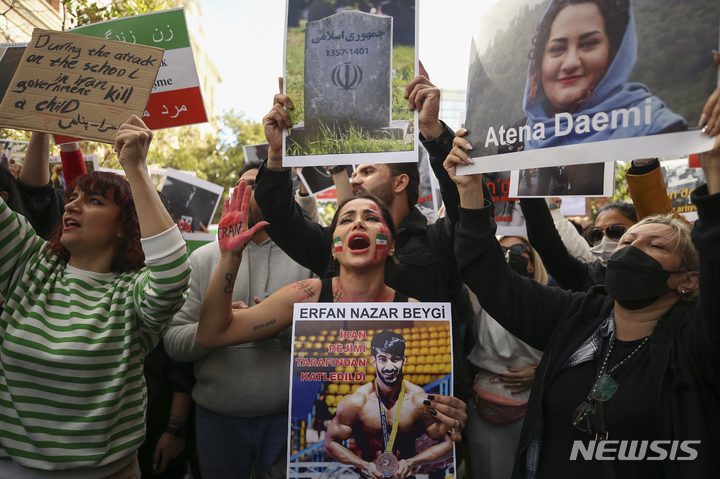 [이스탄불=AP/뉴시스] 17일(현지시간) 튀르키예 이스탄불의 이란 영사관 밖에서 이란 여성들이 마흐사 아미니의 죽음에 항의하는 구호를 외치며 시위하고 있다. 2022.10.18.