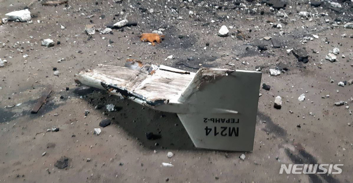 [우크라이나=AP/뉴시스] 우크라이나 측이 공개한 날짜 미상 사진으로 우크라이나 키이우 쿠피얀스크 인근에 추락한 이란제 자폭 드론 '샤헤드-M124' 잔해가 보이고 있다. 