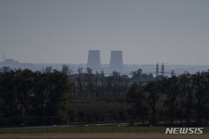 [자포리자=AP/뉴시스] 지난달 중순 우크라이나 드니프로페트로우스트 지역에서 약 20㎞ 떨어진 곳에 자포리자 원자력 발전소(원전)가 보이고 있다.