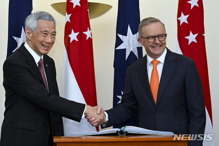 [캔버라=AP/뉴시스] 리셴룽(왼쪽) 싱가포르 총리가 18일 호주 캔버라에 있는 의사당에서 앤서니 앨버니지 호주 총리와 악수하고 있다. 2022.10.18