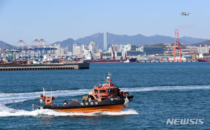 [부산=뉴시스] 하경민 기자 = '제1회 남해지방해양경찰청장배 드론 경연대회'가 열린 18일 부산 영도구 부산해경서 앞 바다에서 드론을 활용한 불법조업 어선 단속 시연이 펼쳐지고 있다. 2022.10.18. yulnetphoto@newsis.com