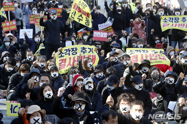 [서울=뉴시스] 최동준 기자 = 18일 서울 마포구 MBC 앞 광장에서 마포 소각장 추가 백지화 투쟁본부 등 주민들이 소각장 신설 반대 집회를 하고 있다. 2022.10.18. photocdj@newsis.com