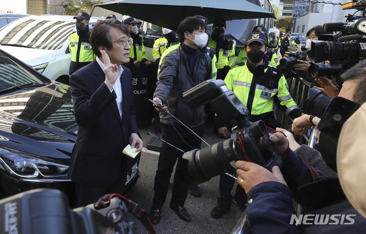 [서울=뉴시스] 전진환 기자 = 김의겸 더불어민주당 대변인이 19일 서울 여의도 민주당사 앞에서 검찰의 민주연구원 압수수색과 관련해 브리핑을 하고 있다. 이날 검찰은 정치자금법 위반 혐의로 체포된 이재명 더불어민주당 대표의 최측근인 김용 민주연구원 부원장과 관련해 민주연구원 압수수색에 들어갔다. 2022.10.19. amin2@newsis.com