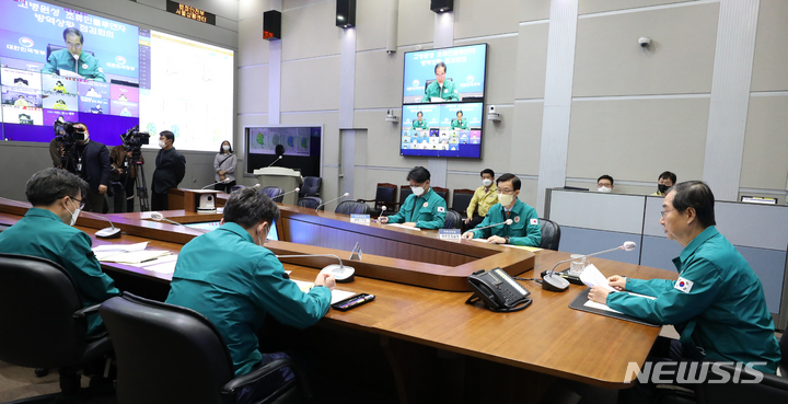 [서울=뉴시스] 김명원 기자 = 한덕수 국무총리가 19일 서울 종로구 정부서울청사에서 경북 예천 오리농장서 조류인플루엔자 발생과 관련해 고병원성 조류인플루엔자 방역상황 점검회의를 주재하며 발언하고 있다. 2022.10.19. kmx1105@newsis.com