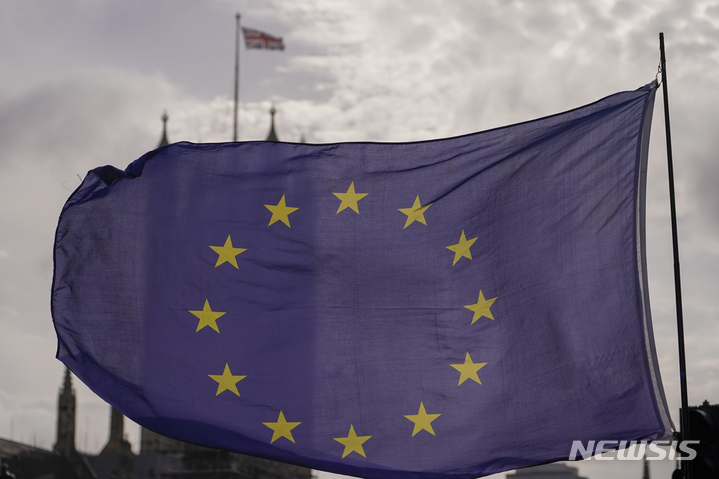 [런던=AP/뉴시스]영국 런던의 국회의사당 밖에 유럽연합 깃발이 나부끼고 있다. 2022.10.19.