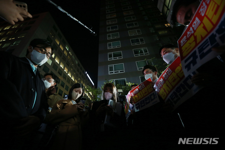 [서울=뉴시스] 전진환 기자 = 지난 19일 더불어민주당 의원들이 서울 여의도 중앙당사 앞에서 민주연구원 압수수색에 나선 검찰 관계자들과 대치하고 있다. (공동취재사진) 2022.10.19. photo@newsis.com