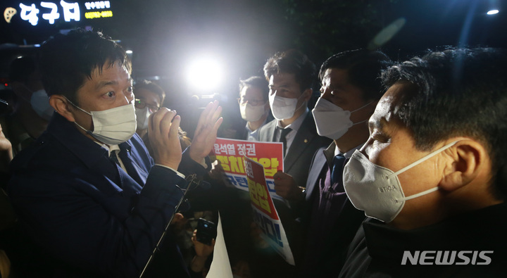 [서울=뉴시스] 전진환 기자 = 더불어민주당 의원들이 지난 19일 오후 서울 여의도 중앙당사 앞에서 민주연구원 압수수색에 나선 검찰 관계자들과 대치하고 있다. (공동취재사진) 2022.10.19. photo@newsis.com