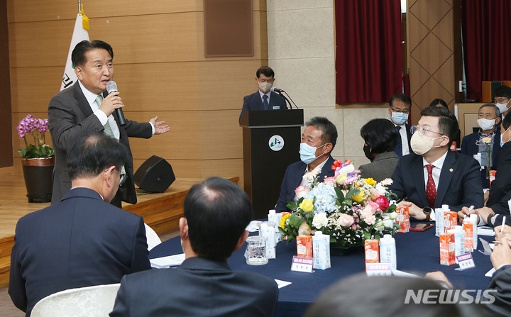 [괴산=뉴시스] 강신욱 기자 = 김영환 충북도지사가 20일 오후 괴산군청 대회의실에서 열린 도정보고회에서 도정운영 방향과 괴산 발전 방안을 설명하고 있다. 2022.10.20. ksw64@newsis.com