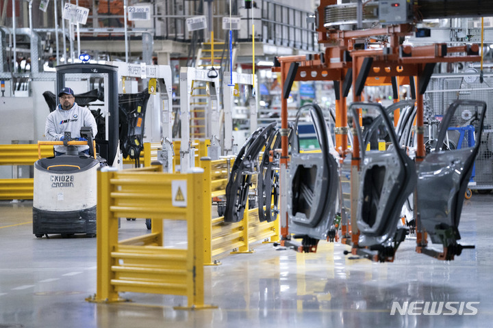 [스파르탄버그=AP/뉴시스] 미국 사우스캐롤라이나주 스파르탄버그에 위치한 BMW 공장에서 한 노동자가 작업하고 있다. 2022.10.19.