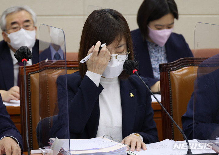 [서울=뉴시스] 김선웅 기자 = 백경란 질병관리청장이 20일 오전 서울 여의도 국회 보건복지위원회에서 열린 보건복지부, 질병관리청, 국민건강보험공단, 식품의약품안전처 등 산하기관에 대한 종합감사에서 자신의 주식 내역 관련 자료 제출을 요구하는 야당 의원들의 질의에 난감해하고 있다. (공동취재사진) 2022.10.20. photo@newsis.com