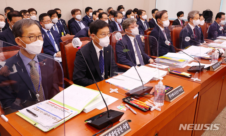 [서울=뉴시스] 고범준 기자 = 김동섭 한국석유공사 사장 등이 20일 서울 여의도 국회에서 열린 산업통상자원중소벤처기업위원회(산자위) 한국석유공사 등에 대한 국정감사에 자리하고 있다. (공동취재사진) 2022.10.20. photo@newsis.com