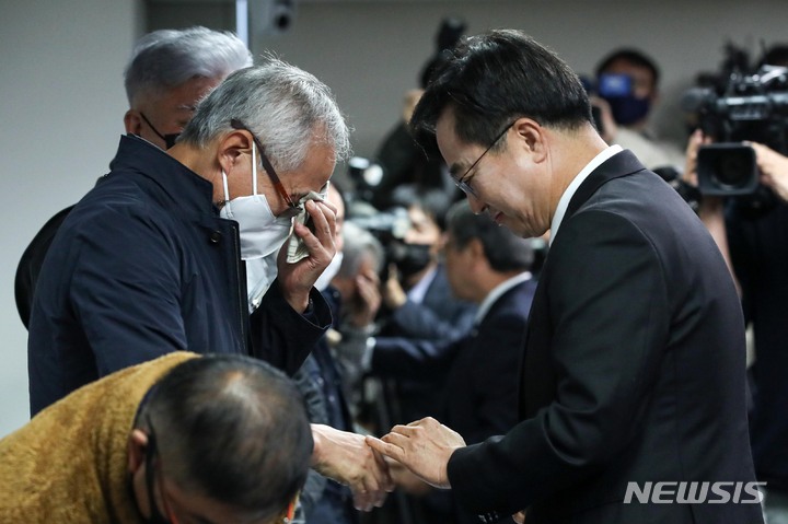 [서울=뉴시스] 김진아 기자 = 김동연 경기도지사가 20일 서울 중구 진실·화해를위한과거사정리위원회에서 열린 '선감학원 아동 인권침해사건 진실규명 결정 발표 기자회견'에서 선감학원 피해자들에게 사과 및 위로를 하고 있다. (공동취재사진) 2022.10.20. photo@newsis.com