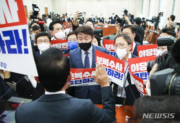 [서울=뉴시스] 전진환 기자 = 김도읍 법사위원장이 20일 서울 여의도 국회 법제사법위원회의 대검찰청 국정감사에서 더불어민주당의 항의 속에 이원석 검찰총장의 선서를 받고 있다. (공동취재사진) 2022.10.20. photo@newsis.com