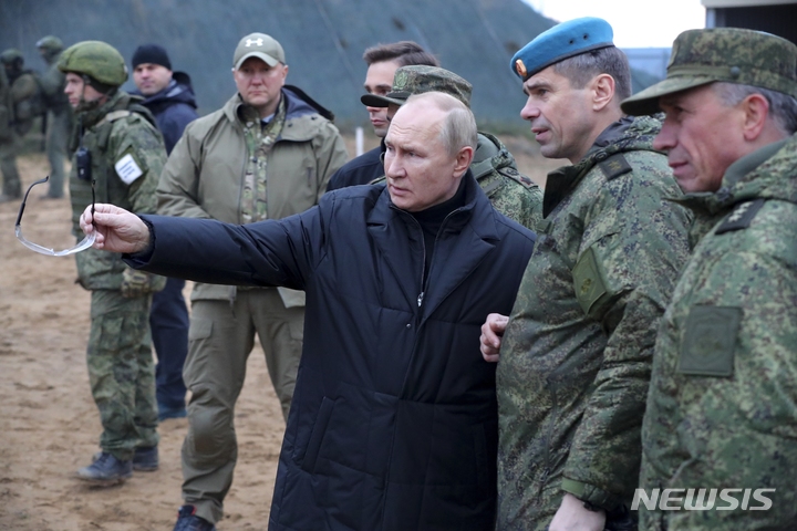 [랴잔=AP/뉴시스] 블라디미르 푸틴 러시아 대통령이 지난해 10월20일(현지시간) 러시아 랴잔 지역 서부군관구를 방문하고 최근 징집된 동원병들의 훈련 태세를 점검하고 있다. 