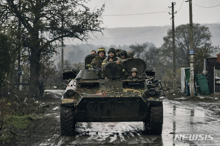 [도네츠크=AP/뉴시스] 우크라이나 군인들이 20일(현지시간) 우크라이나 동부 도네츠크주 모처에서 무장 장갑차(APC)로 이동하고 있다. 2022.10.21.