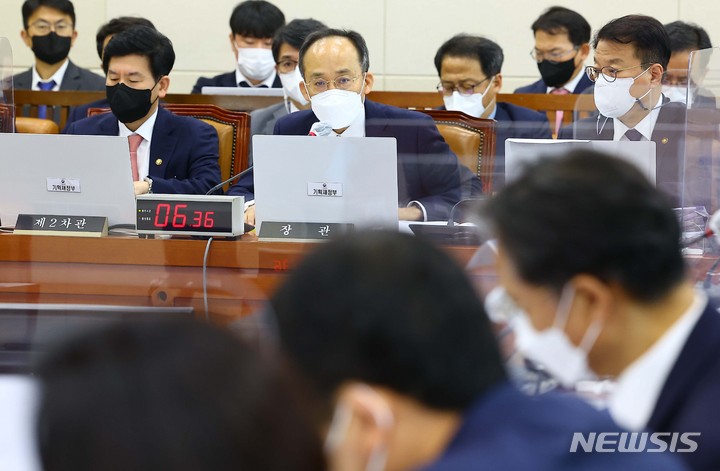 [서울=뉴시스] 김선웅 기자 = 추경호 부총리 겸 기획재정부 장관이 21일 서울 여의도 국회 기획재정위원회에서 열린 종합감사에서 의원 질의에 답변하고 있다. (공동취재사진) 2022.10.21. photo@newsis.com