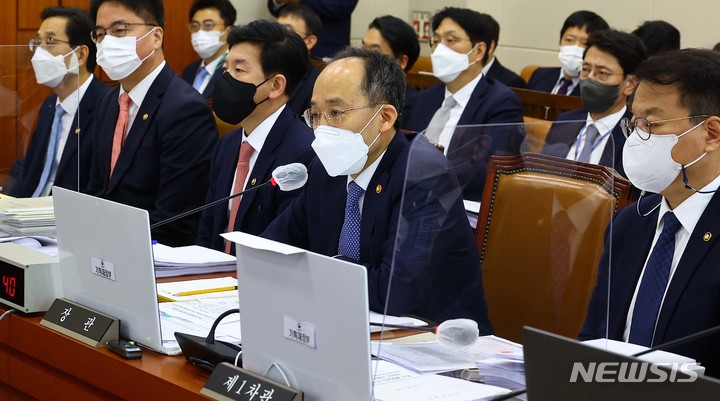 [서울=뉴시스] 김선웅 기자 = 추경호 부총리 겸 기획재정부 장관이 21일 서울 여의도 국회 기획재정위원회에서 열린 종합감사에서 의원 질의에 답변하고 있다. (공동취재사진) 2022.10.21. photo@newsis.com