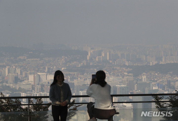 [서울=뉴시스] 김근수 기자 = 수도권 지역에 미세먼지와 초미세먼지가 한때 나쁨수준을 보인 지난 21일 오후 서울 중구 남산에서 시민들이 미세먼지로 덮인 도심을 바라보고 있다. 2022.10.21. ks@newsis.com