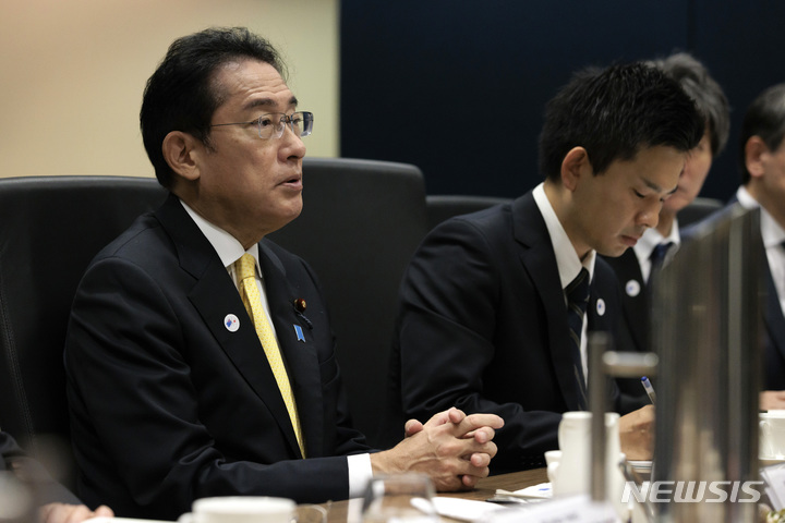 [퍼스=AP/뉴시스]기시다 후미오 일본 총리(왼쪽). 2022.10.24.