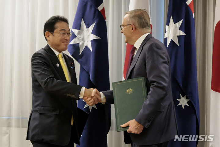 [퍼스=AP/뉴시스]지난해 10월 22일(현지시간) 앤서니 앨버니지(오른쪽) 호주 총리와 기시다 후미오 일본 총리가 안보 협력에 대한 새로운 공동선언에 서명한 후 악수하고 있다. 2023.03.13.