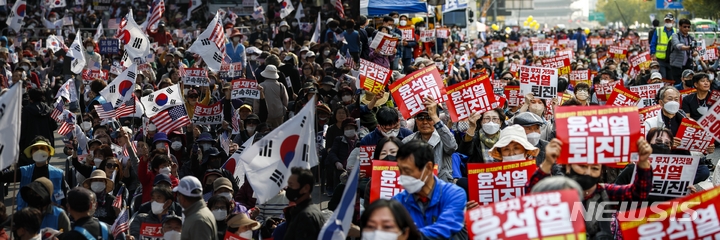 [서울=뉴시스] 정병혁 기자 = 서울 도심에서 자유통일당 등 보수단체와 촛불승리전환행동을 비롯한 진보단체의 집회가 열린 가운데 22일 서울 도심에서 열린 집회 참가자들이 구호를 외치고 있다. 경찰은 이날 집회에 최대 10만명이 참가할 것으로 예상된다며 대중교통 이용과 차량 우회를 당부했다. 2022.10.22. jhope@newsis.com