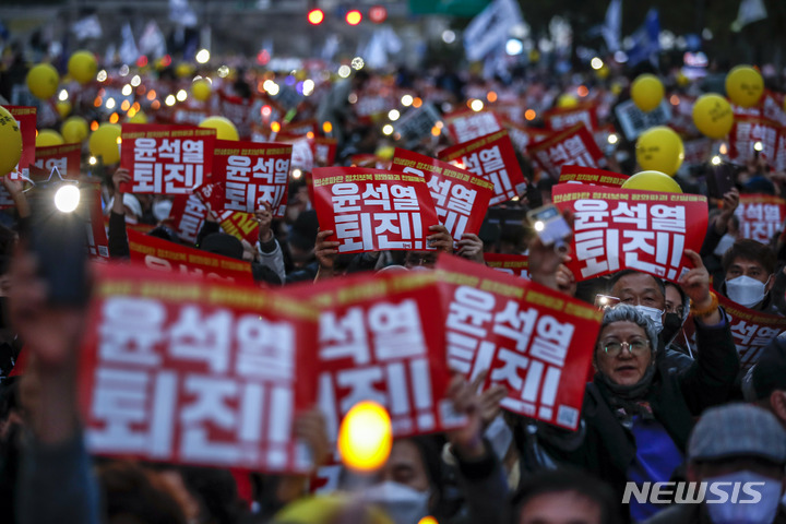 [서울=뉴시스] 정병혁 기자 = 22일 서울 중구 태평로에서 열린 촛불행동 김건희 특검 윤석열 퇴진 11차 전국집중 촛불대행진에서 참가자들이 촛불을 들고 구호를 외치고 있다. 2022.10.22. jhope@newsis.com