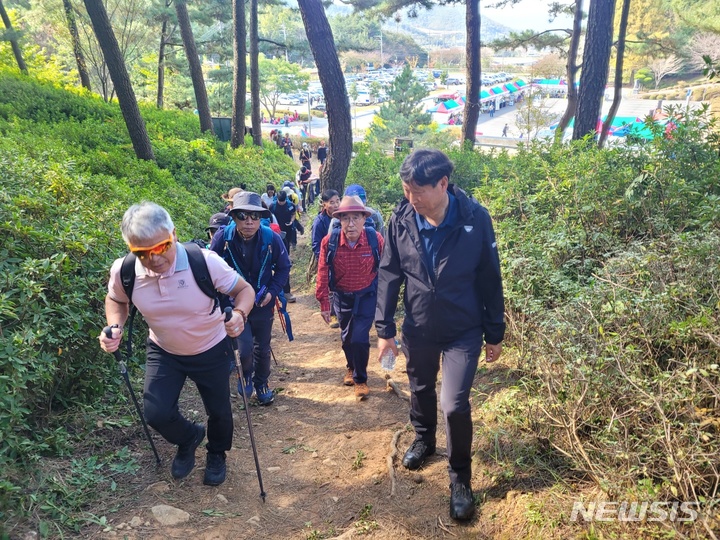 [고성(경남)=뉴시스] 신정철 기자= 엄홍길 대장과 함께하는 '제10회 거류산 등산축제'가 지난 22일 고성군 거류면 엄홍길 전시관 및 거류산 일원에서 성황리에 개최됐다.(사진=고성군 제공).2022.10.23. photo@newsis.com *재판매 및 DB 금지