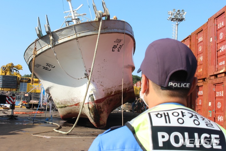 [서귀포=뉴시스] 양영전 기자 = 제주 마라도 인근 해상에서 전복된 갈치잡이 어선 '2006만진호'가 23일 오전 서귀포항 육상으로 인양돼 있다. 2022.10.23. 0jeoni@newsis.com