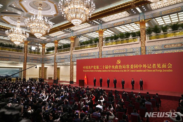 [베이징=AP/뉴시스] 시진핑(가운데) 중국 국가주석이 지난해 10월23일 베이징 인민대회당에서 집권 3기 최고 지도부 발표를 위해 들어서고 있다. 2023.10.02.