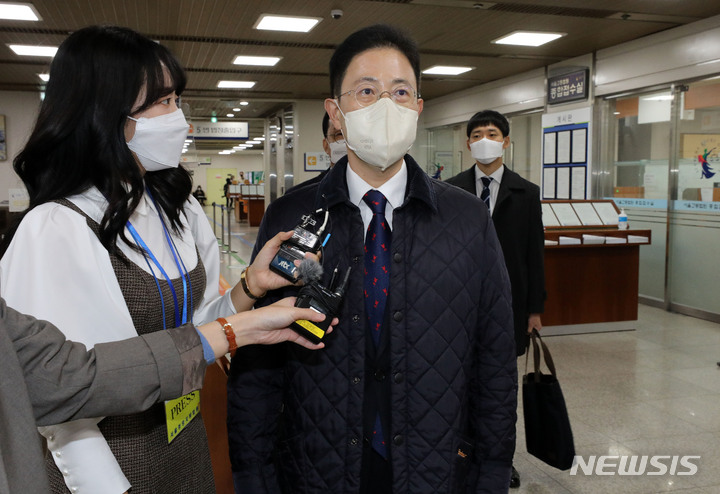 [서울=뉴시스] 고승민 기자 = '고발사주' 의혹으로 기소된 손준성 서울고검 송무부장(전 대검 수사정보정책관)이 24일 서울중앙지방법원에서 열린 공직선거법 위반 등 1심 첫 공판에 출석하고 있다. (공동취재사진) 2022.10.24. photo@newsis.com