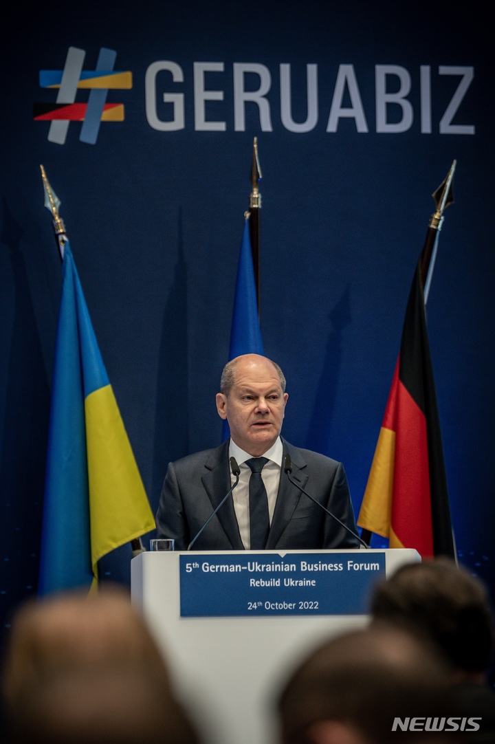 [베를린= AP/뉴시스]우크라이나 재건을 위한 국제 비즈니스 포럼에서 24일(현지시간) 연설 하고 있는 올라프 숄츠 독일 총리. 