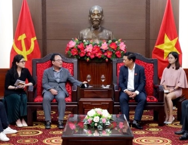 [대구=뉴시스]대구시의회 이만규(사진 왼쪽에서 2번째) 의장이 베트남 다낭시를 방문해 Luong Nguyen Minh Triet시인민회의 위원장과 대담을 하고 있다(사진=대구시의회 제공) 2022.10.25 photo@newsis.com *재판매 및 DB 금지