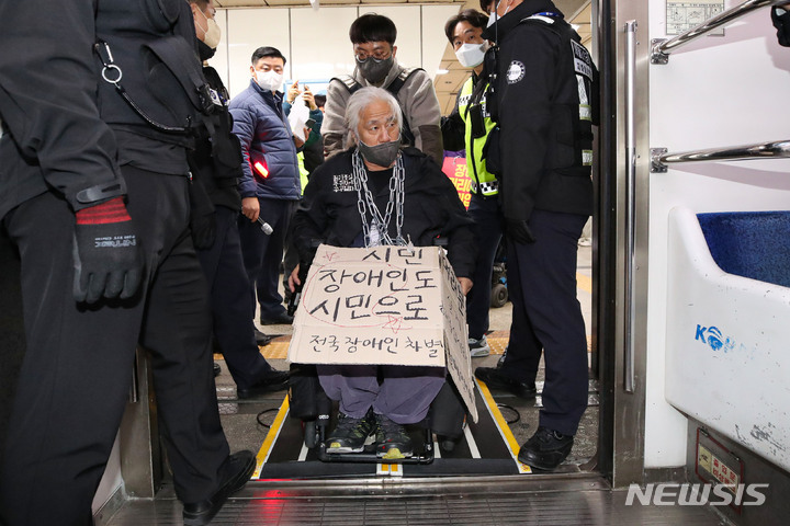 [서울=뉴시스] 권창회 기자 = 박경석 전국장애인차별철폐연대(전장연) 대표가 지난달 25일 오전 서울 용산구 삼각지역에서 장애인권리예산 등을 촉구하는 '제41차 출근길 지하철 탑니다' 시위를 하고 있다. 2022.10.25. kch0523@newsis.com