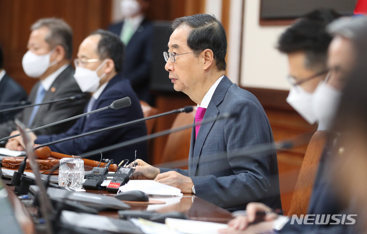 [서울=뉴시스] 김명원 기자 = 한덕수 국무총리가 25일 오전 서울 종로구 정부서울청사에서 열린 국무회의를 주재하며 발언하고 있다. 2022.10.25. kmx1105@newsis.com