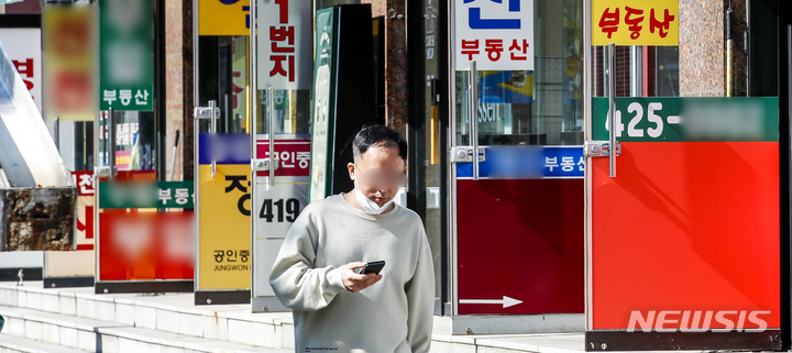 [서울=뉴시스] 정병혁 기자 = 서울시내 공인중개업소. 기사내용과는 무관. 2022.10.25. jhope@newsis.com