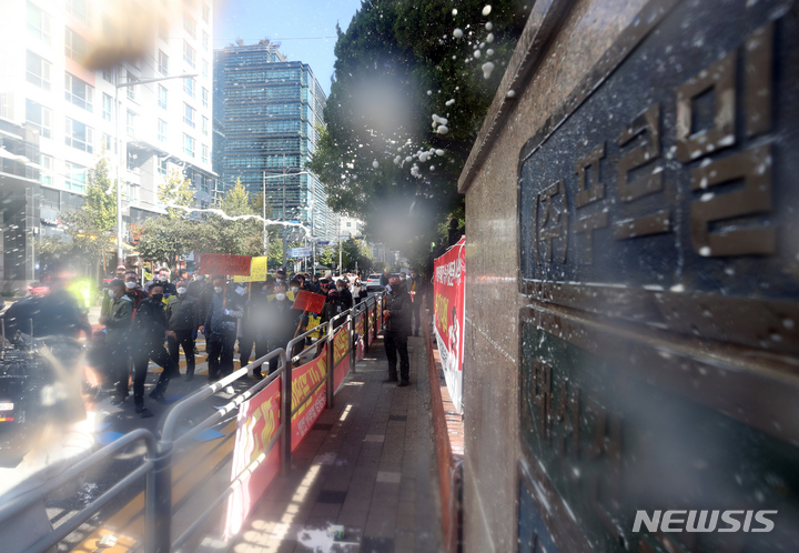 [서울=뉴시스] 고승민 기자 = 푸르밀에 원유를 공급하는 축산 농민들이 25일 서울 푸르밀 본사 앞에서 규탄집회를 열고 푸르밀 우유를 건물을 향해 던지고 있다. 2022.10.25. kkssmm99@newsis.com