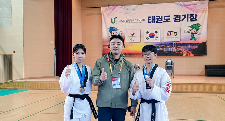 [광주=뉴시스] 조선대학교는 태권도학과 한다영·홍민오 학생이 제42회 전국장애인체육대회에서 금메달과 은메달을 획득했다고 25일 밝혔다. (사진=조선대학교 제공). phot@newsis.com *재판매 및 DB 금지