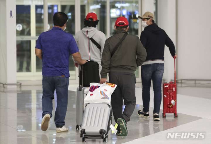 [인천공항 =뉴시스] 김근수 기자 = 25일 오후 인천국제공항 제2여객터미널로 승객들이 귀국하고 있다. 현지시간 23일 오후 인천에서 세부로 출발한 대한항공 여객기(KE 631편)가 필리핀 세부공항에서 착륙 후 활주로를 이탈한 사고가 발생했다. 이에 따라 대한항공은 대체항공편을 통해 25일 오후 9시 50분에 승객들이 귀국했다. 2022.10.25. ks@newsis.com