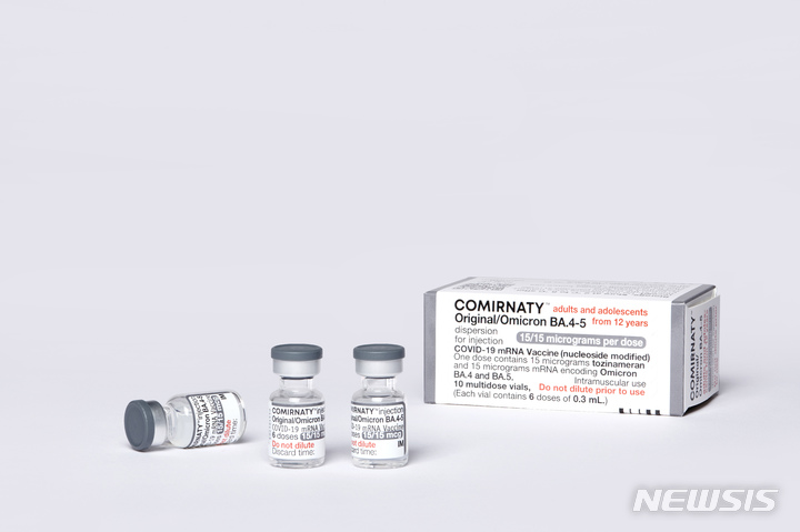 [세종=뉴시스]코로나19 오미크론 BA.4와 BA.5 변이 기반으로 개발된 화이자 2가 백신. (사진=질병관리청 제공) 2022.10.26. photo@newsis.com