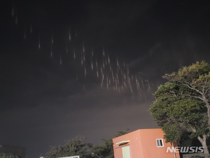 [제주=뉴시스] 양영전 기자 = 26일 오후 제주시에서 바라본 상공에 빛기둥이 나타난 모습. (사진=독자 제공) 2022.10.26. photo@newsis.com