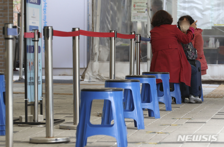 [서울=뉴시스] 김근수 기자 = 국내 코로나19 신규확진자 수가 4만 842명을 기록한 26일 오후 서울시 마포구 보건소 선별진료소에서 시민들이 검사를 받기 위해 대기하고 있다. 2022.10.26. ks@newsis.com